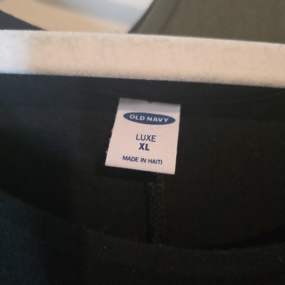 ⭐️40% Off⭐️ Old Navy Tank Tops - Set of 3 - Picture 5 of 11